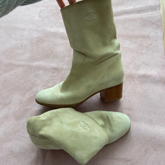 CHANEL soft suede nude booties - Picture 4 of 9